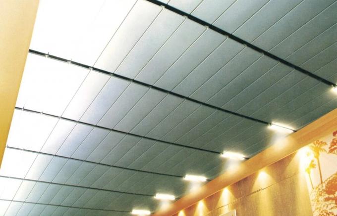 吸音力のアルミニウム ベニヤのパネルの塗られる装飾的な天井のタイル ロール